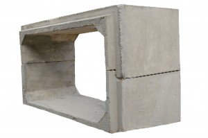 Aduela de concreto armado  Destinação: Utilizada em obras de drenagem de grande porte. Também utilizada na área agrícola na construção de passagens subterrâneas de gado sob rodovias ( passa-gado).   Fabricada nas dimensões:  200 cm x 100 cm 