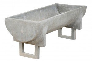 Cocho de concreto armado Destinação: Produto destinado ao setor agropecuário para alimentação de animais. Fabricado nas dimensões: comprimento x diâmetro interno x altura 150 cm x 60 cm x 90 cm