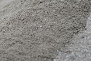 Pó de Pedra   Destinação: Empregado na composição de concretos asfálticos e concretos de cimento Portland, indústria de pré-fabricados, estabilizante granulométrico de bases e sub-bases rodoviárias, entre outros.  Granulometria: bem graduado  Diâmetro máximo do agregado: 4,8mm