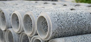 Tubo de concreto poroso   Destinação: execução de drenos em geral, encaixe tipo macho-fêmea. Fabricado nas dimensões: comprimento x diâmetro interno 50cm x 20 cm 